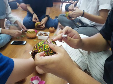 อาสาสมัครแต่งโอ่งจิ๋วน้ำใจช่วยภัยพิบัติ 29 ก.ย. 62 Volunteer –To decorate tiny jars for Disaster Relief Sep, 29 ,19 ชั้น 4 ห้องสุจิตรา อาคารมูลนิธิอาสาสมัครเพื่อสังคม @ Thai Volunteer Service Bldg.